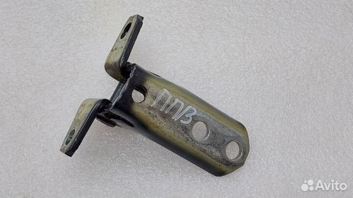 Петля двери передняя правая Mitsubishi Outlander