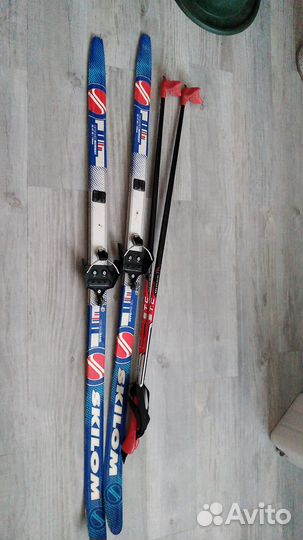 Лыжные ботинки и лыжи