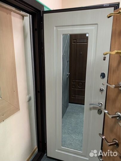 Дверь входная металлическая с зеркалом