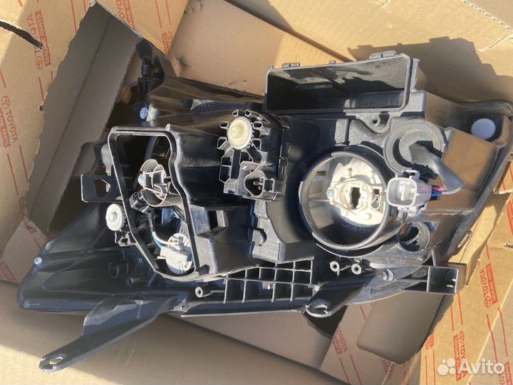 Фара правая Toyota Avensis T250 оригинал