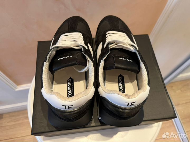 Кроссовки женские