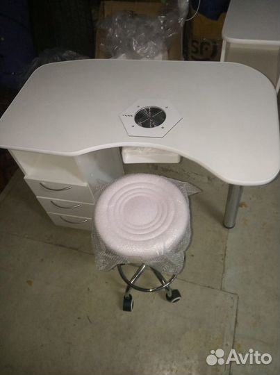 Маникюрный стол, стул, вытяжка