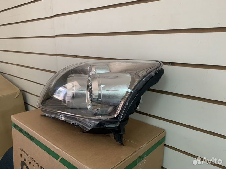 Фара левая Toyota Avensis 2 2003-2008