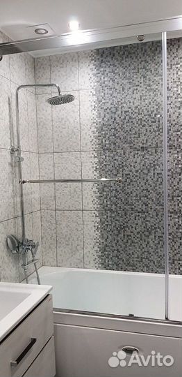 Стеклянная штора-дверь на ванну