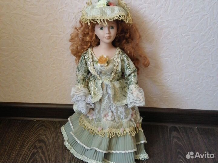Фарфоровая кукла