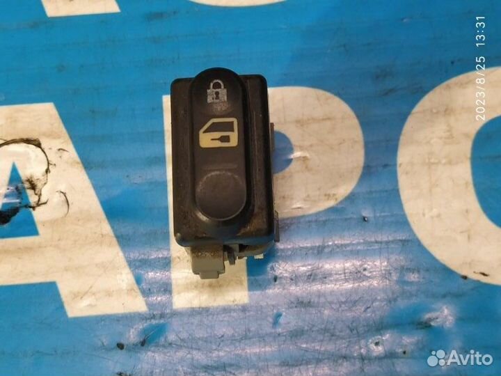 Кнопка центрального замка Nissan Primera P12 01-08