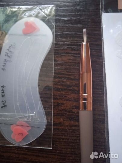 Шаблон трафарет для макияжа и бровей. Кисточка