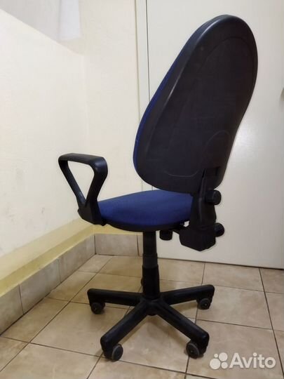 Офисное кресло