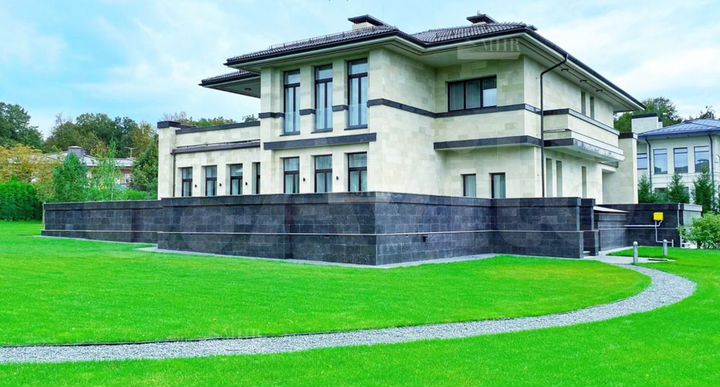 Дом 1203,9 м² на участке 37,4 сот.