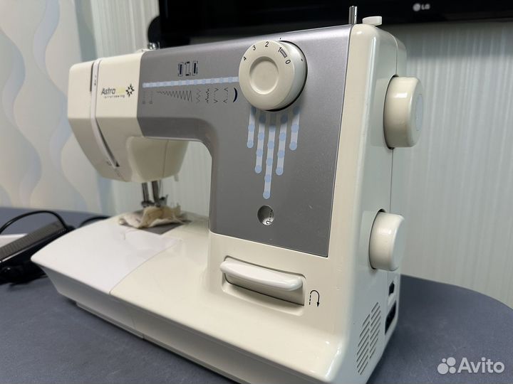 Швейная машина Astra Lux