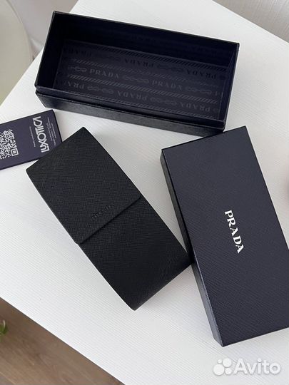 Солнцезащитные очки Prada