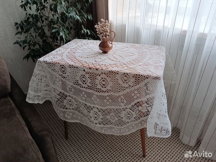Ажурная вязаная скатерть