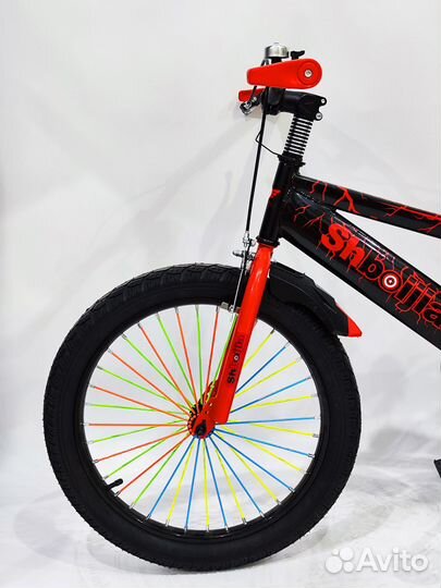 Детский велосипед с дополнительными колесами