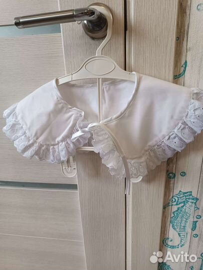 Форма жилетка и белый воротник