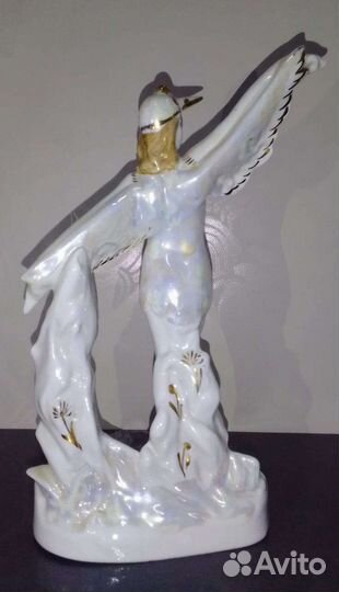 Фарфоровая статуэтка