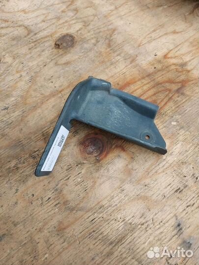 Брызговик задний правый Toyota Prius 2 NHW20