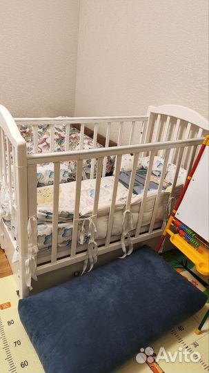 Детская кроватка с маятником и ящиком