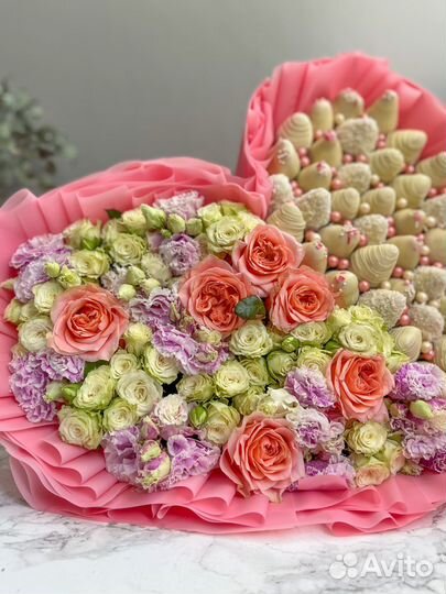 Клубника в шоколаде с цветами