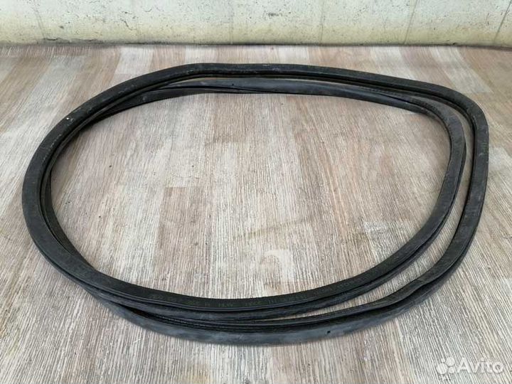 Уплотнитель двери передней правой Volkswagen Touar