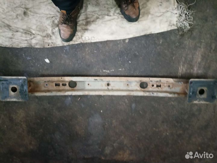 Усилитель бампера фольцваген Кадди 2010-2015 год