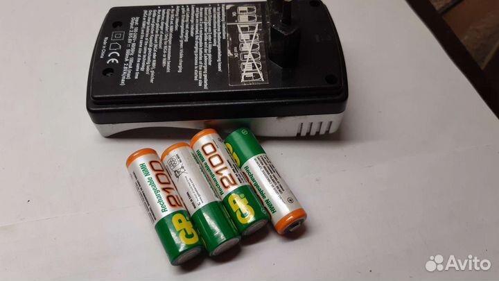 Зарядное Устройство с аккумуляторами