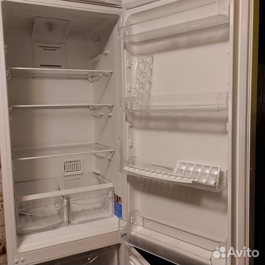 Холодильник indesit DF 5200 W