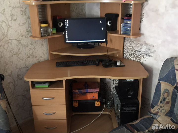 Компьютерный стол и компьютер