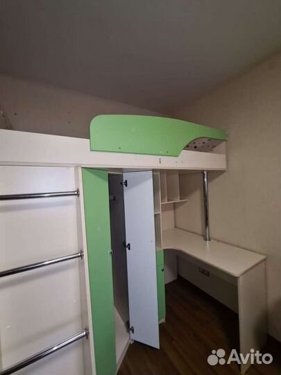 Детская кровать чердак со столом и шкафом