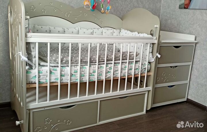 Детская кроватка с маятником