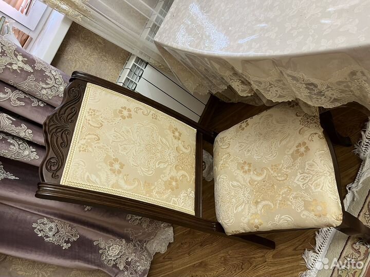 Стол со стульями