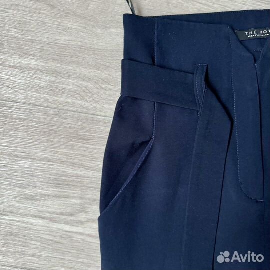 Бpюки тёмно-синего цвета с высокой талией