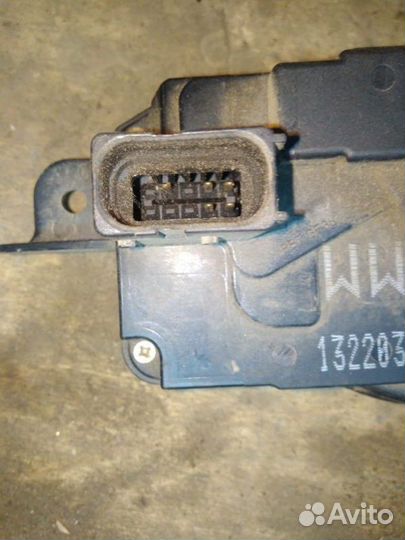 Замок двери передний левый Opel Astra H GTC