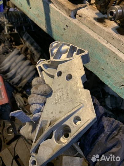 Кронштейн двигателя Ауди A3 8p правый