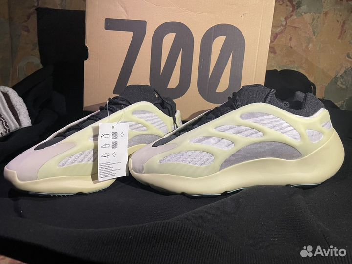 Adidas yeezy 700 v3