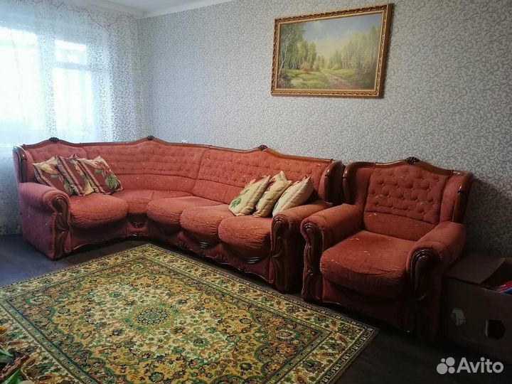 Угловой диван и кресло