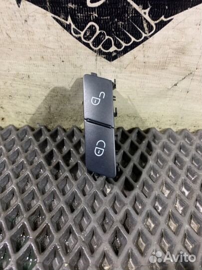 Кнопка центрального замка Mercedes-Benz E-Class