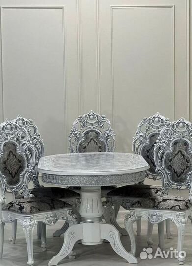 Большой обеденный стол и стулья
