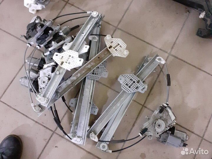 Стеклоподъемник задний правый Киа Рио 3