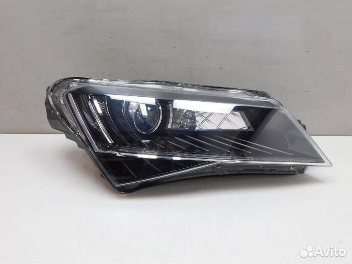 Фара правая Skoda Superb