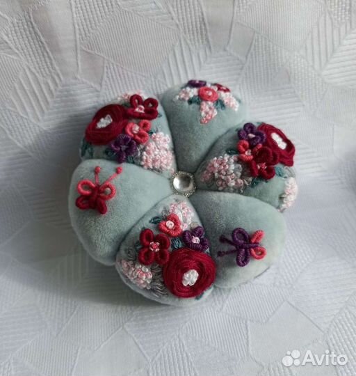 Игольница с вышивкой