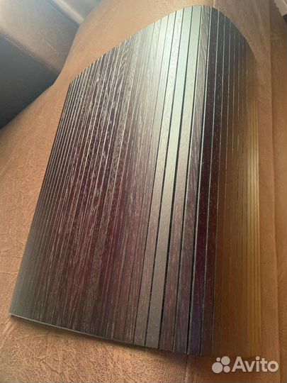 Гибкий столик на подлокотник дивана