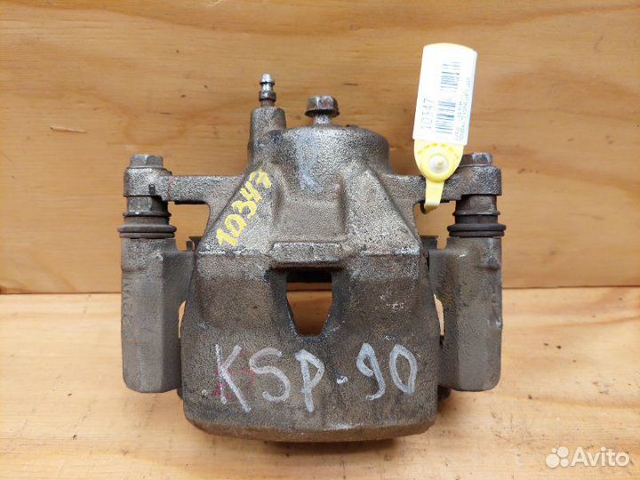 Суппорт передний правый Toyota Vitz KSP90 1krfe