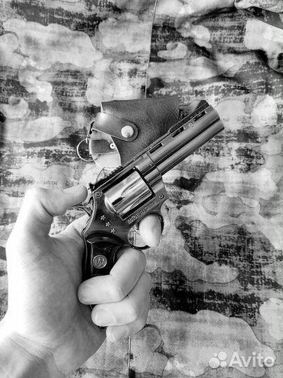 Мощный пистолет в кобуре