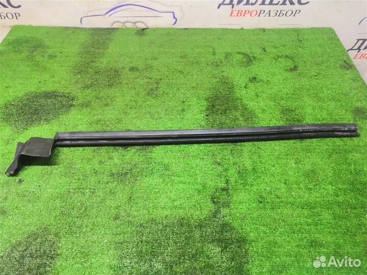 Уплотнитель стекла двери VW Passat CC 2008-2017