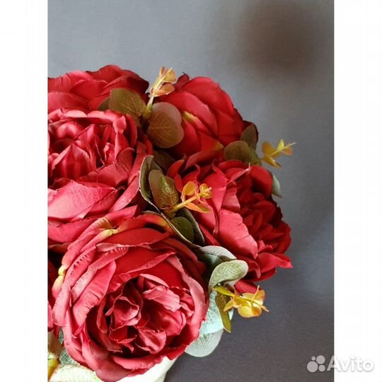 Композиция из искусственных роз Остин с вазой