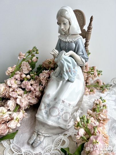 Статуэтка Вышивальщица от Lladro