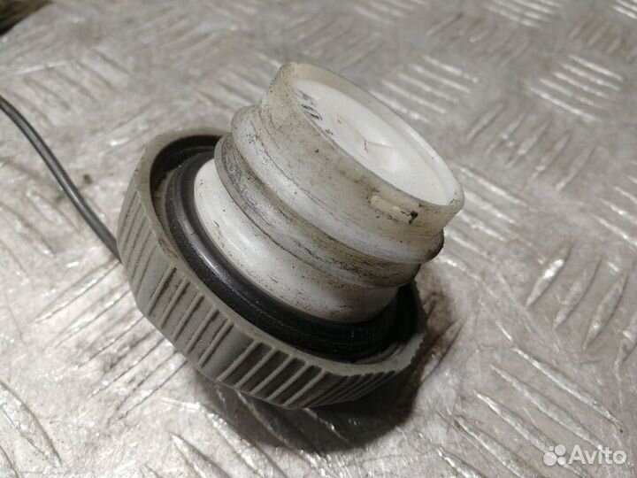 Крышка бензобака Mitsubishi L200 2006-2016