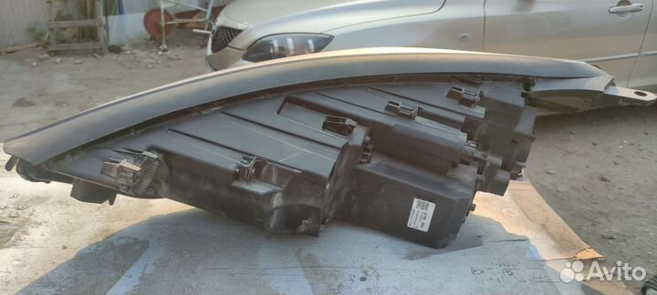 Фара передняя правая Nissan Tucson