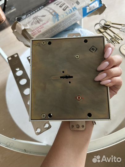 Замок дверной