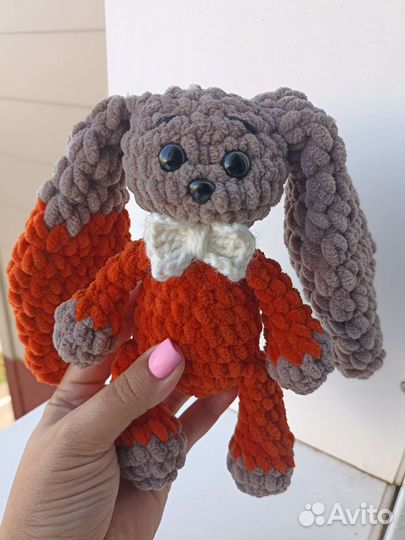 Вязаные игрушки зайки